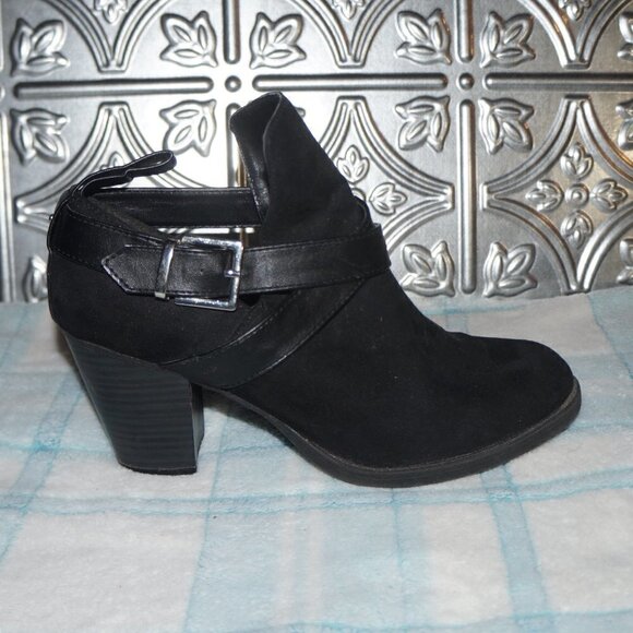 Justfab Size 8 Buckle Strap Design Black Closed Toe Heels - Picture 3 of 8